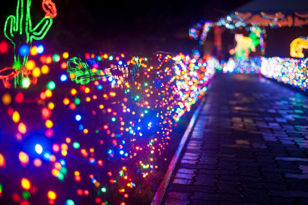 Here Are the Best 13 Places in Oregon to See Christmas Lights | That