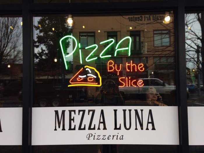 Mezza-Luna-Pizzeria-Eugene-700x525