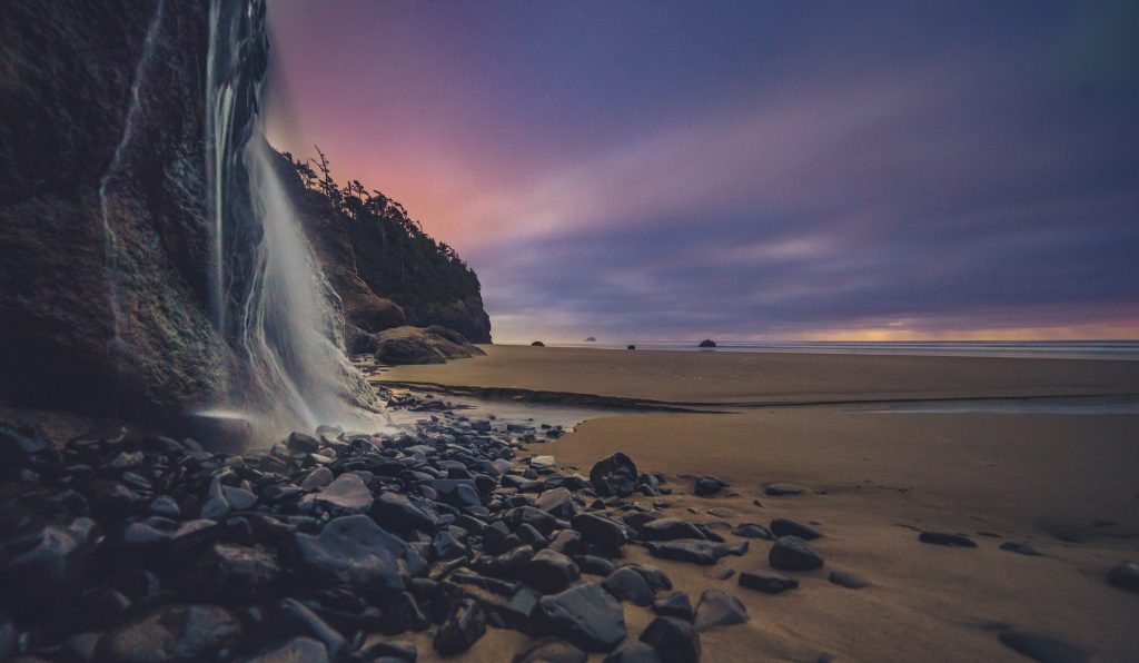 hug point state recreation site, oregon coast, northern beaches, best oregon beaches, waterfall, hiking, sea caves, dog friendly, tide pools, family fun