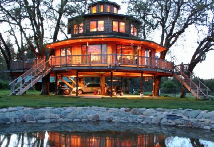 The Most Kickass Oregon Treehouse You Ve Ever Seen Is Right Here That   Treehouse Hotel 696x479 