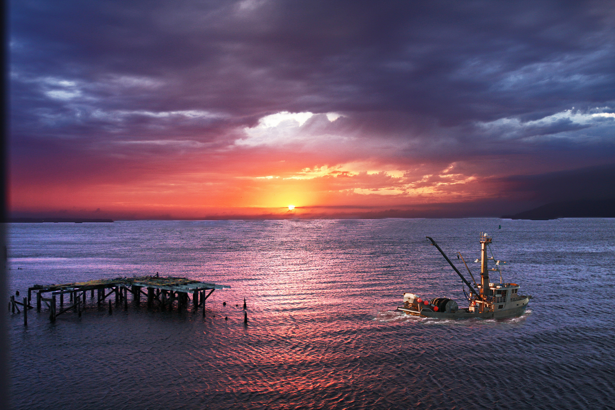 A beautiful sunset on the Columbia River, from Rennett Stowe via Flickr