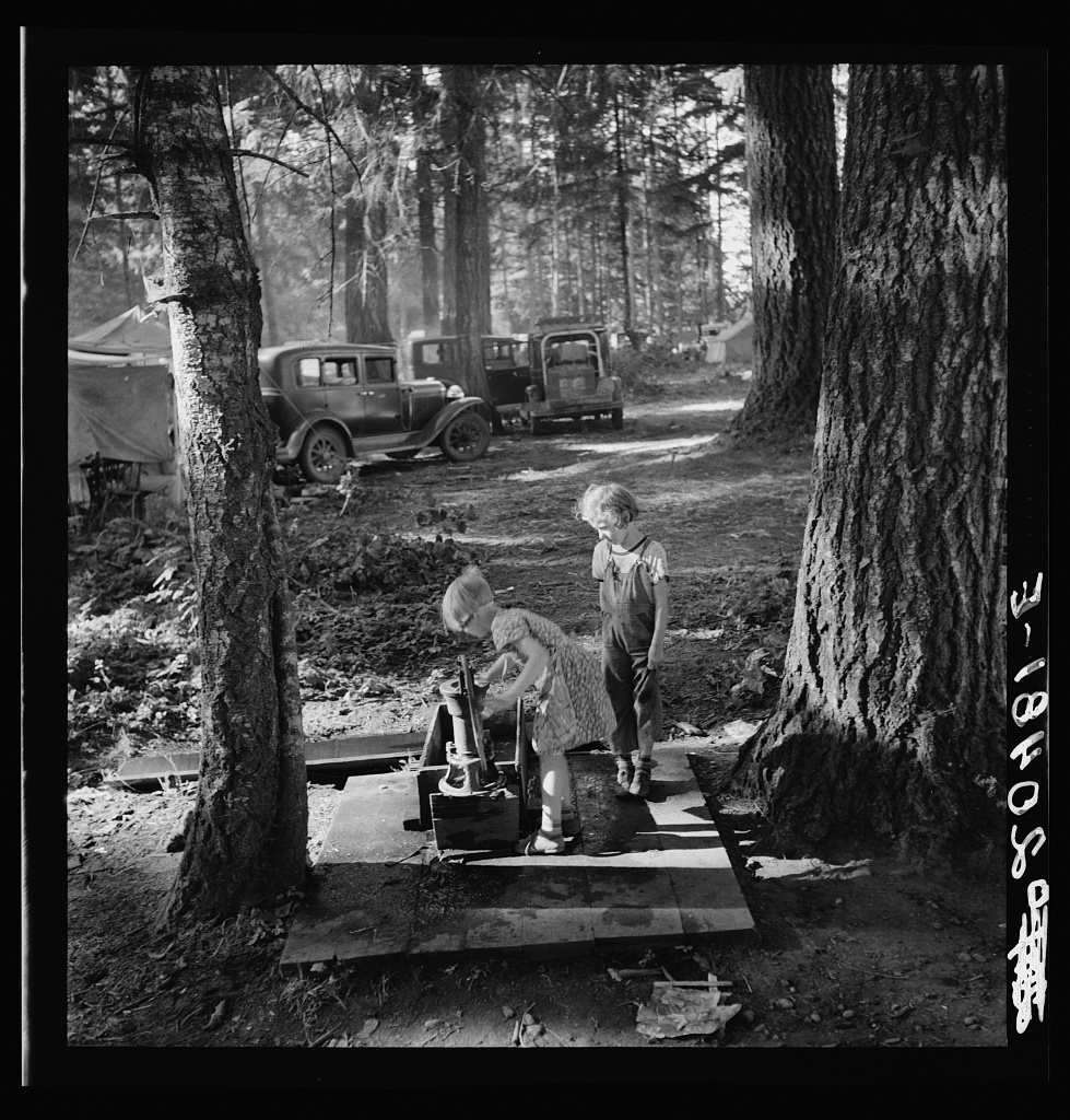 Oregon, Marion County, near West Stayton. Children in large private bean pickers camp. Pickers came from many states, from Oklahoma to North Dakota