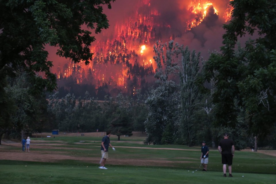 Unreal Photos of Golfers Playing Through the Heat of Oregon Wildfire