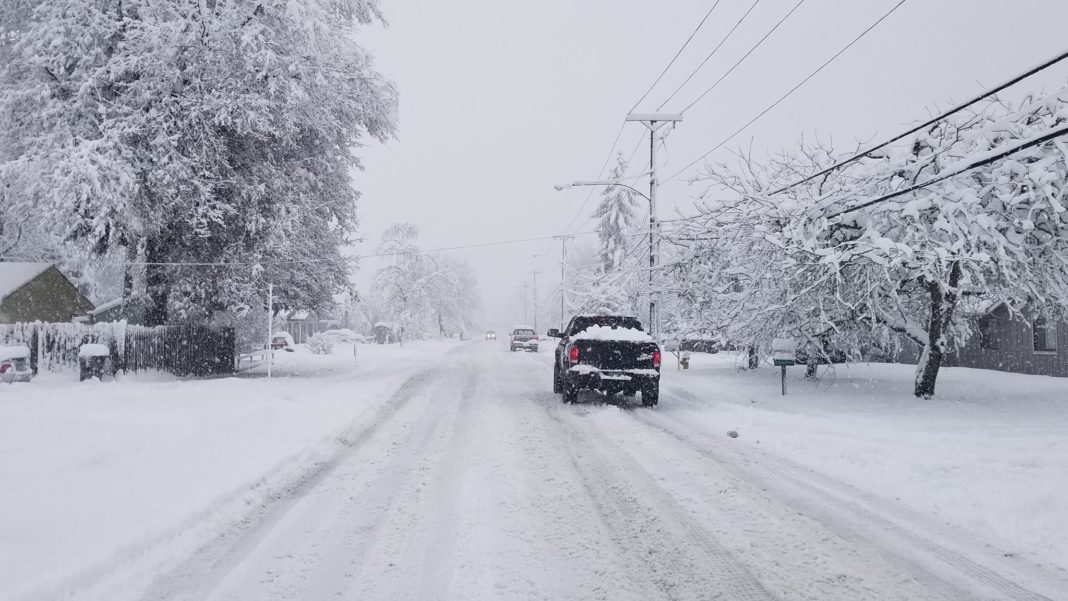 I5 southbound closes, Eugene declares ice and snow emergency