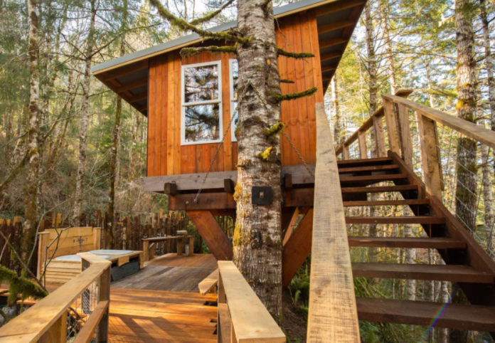 photo of a treehouse in Langlois Oregon