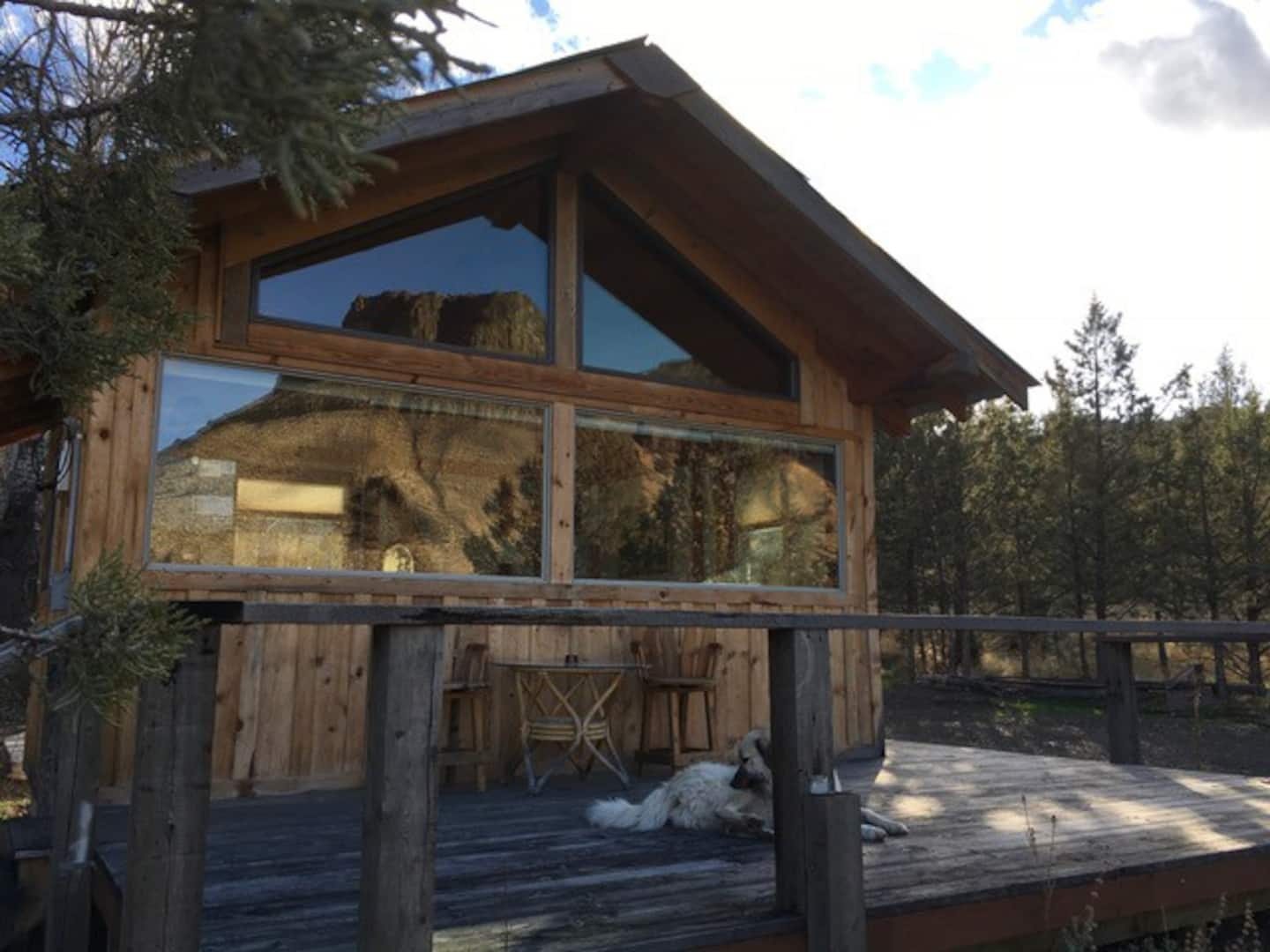 Cabin with a view of wedding cake mountain