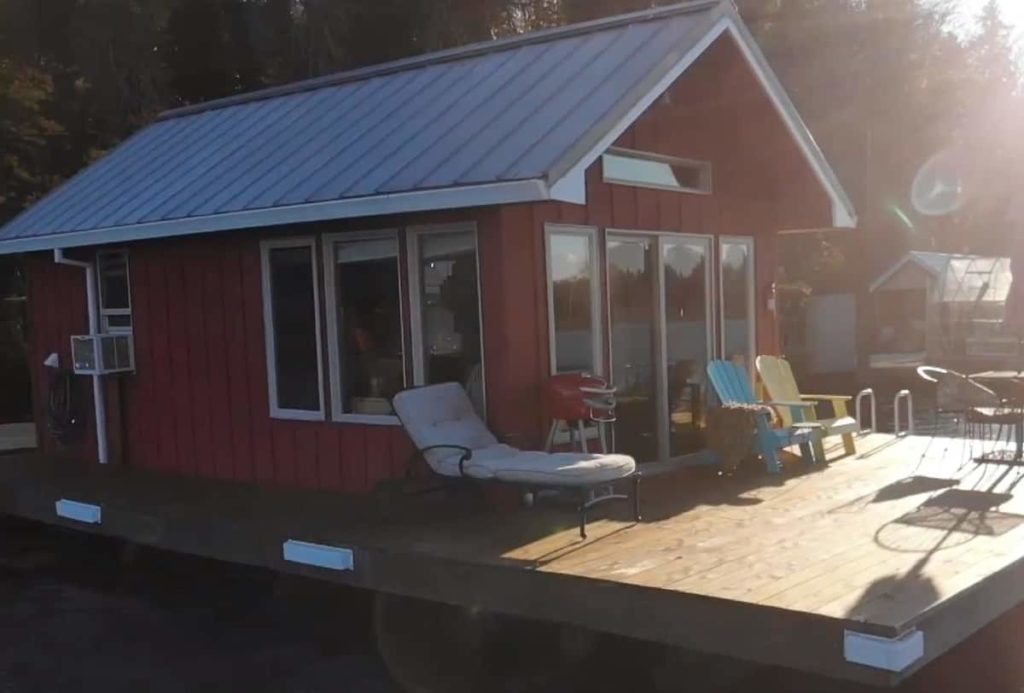 This Adorable Tiny Floating Cottage In Oregon Makes For The Perfect Weekend