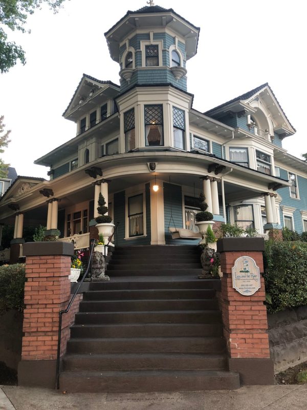 victorian themed oregon lodging portland