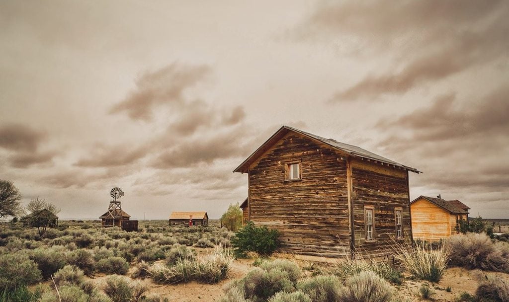 fort rock oregon guide, history, native american past, cave tours, lake county, central and eastern, beyond the cascades, stargazing, beautiful landscapes, cowboy dinner tree, places to see in oregon, things to do, summer lake hot springs, pioneer village