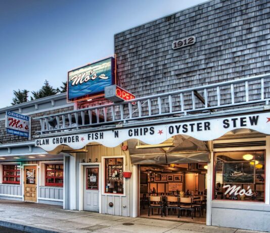 The front of Mo's original restaurant in Newport, Oregon in the daytime.