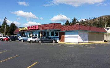 The exterior of Wild River Pizza in Brookings Oregon