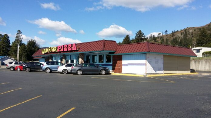 The exterior of Wild River Pizza in Brookings Oregon