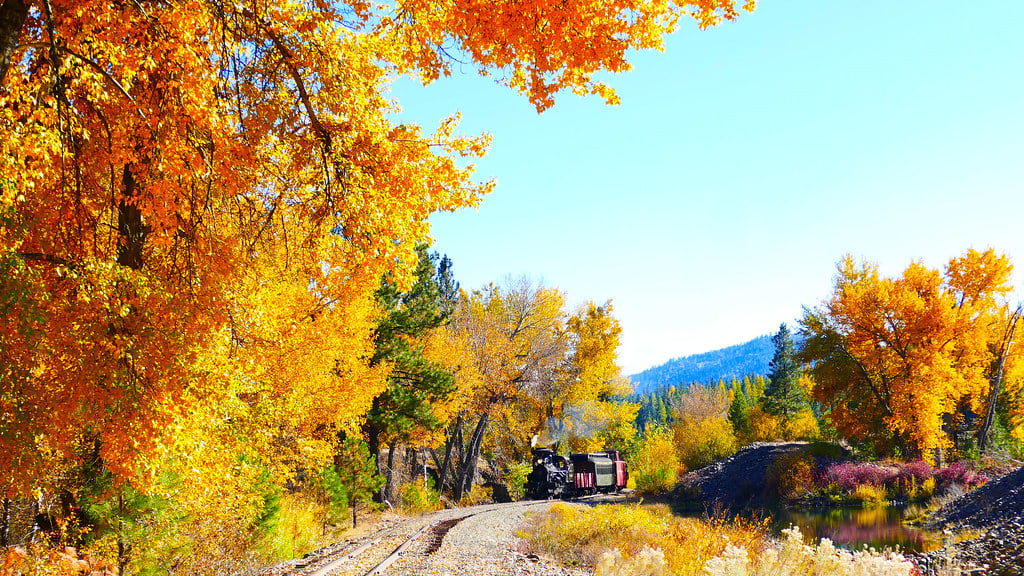fall colors oregon, autumn foliage, where to go, things to do, full guide, columbia river gorge, wine country, portland hikes, coast range, central oregon, southern oregon, steens mountain, elkhorn scenic byway, sumpter valley railroad, drake park, ashland, deschutes river, waterfalls, rogue river, umpqua national forest, covered bridges
