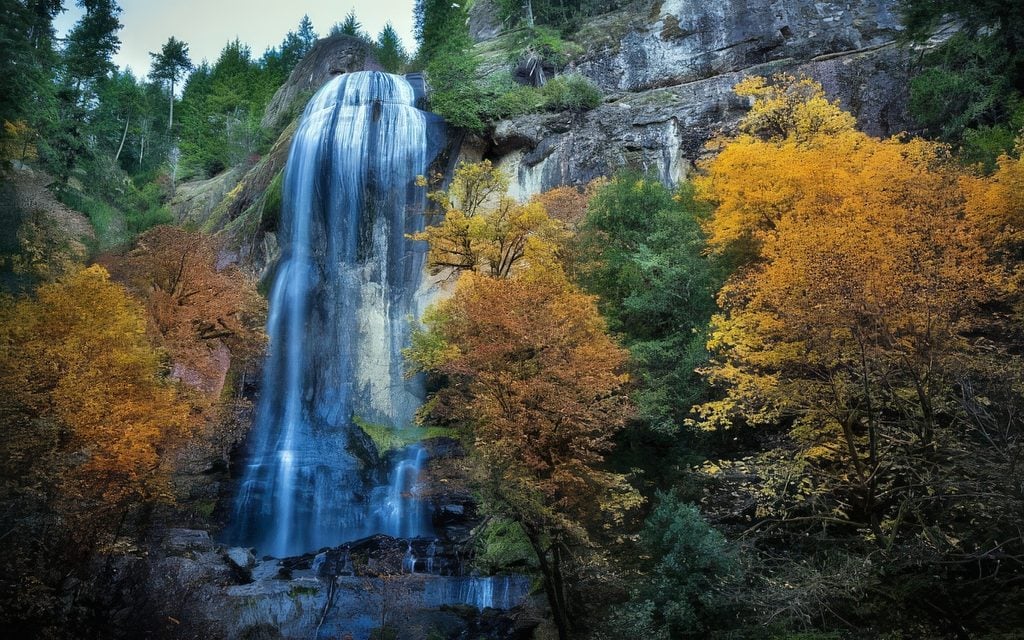 fall colors oregon, autumn foliage, where to go, things to do, full guide, columbia river gorge, wine country, portland hikes, coast range, central oregon, southern oregon, steens mountain, elkhorn scenic byway, sumpter valley railroad, drake park, ashland, deschutes river, waterfalls, rogue river, umpqua national forest, covered bridges
