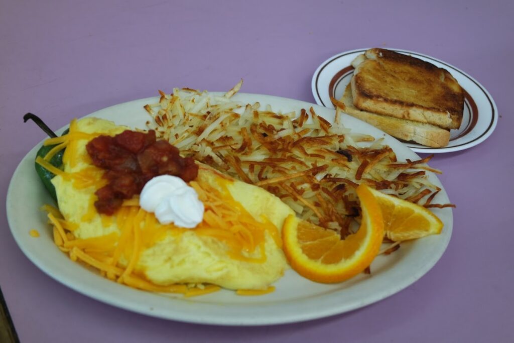 omelete and hashbrowns