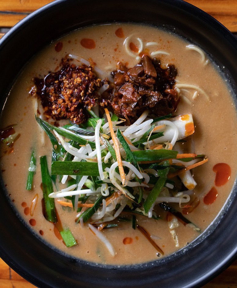 A delicious looking bowl of ramen with vegetables.