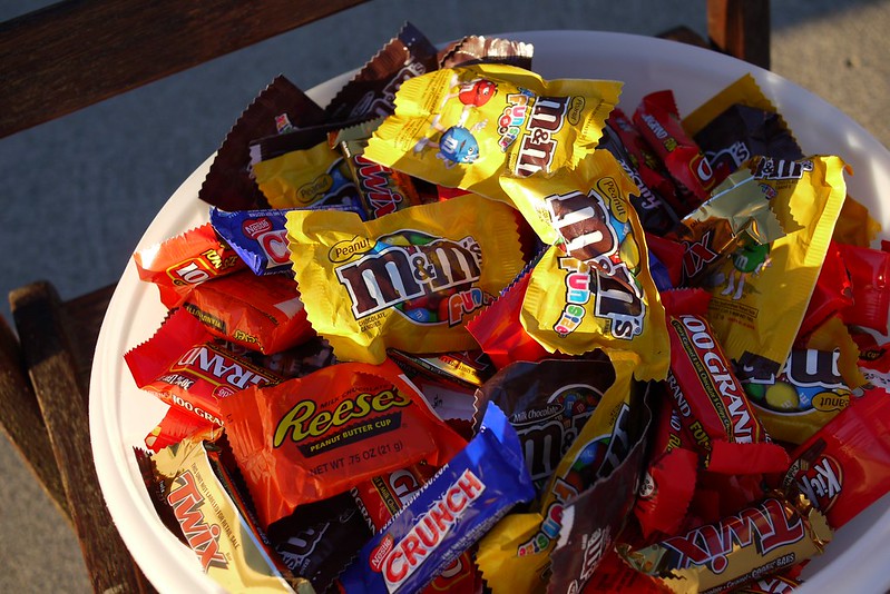 A bowl of individually wrapped Halloween candy.