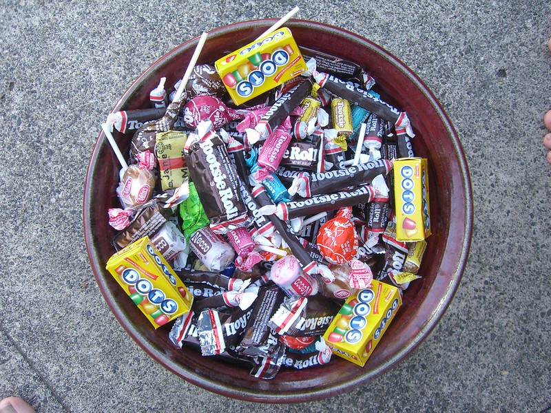 A bowl of individually wrapped Halloween candy.