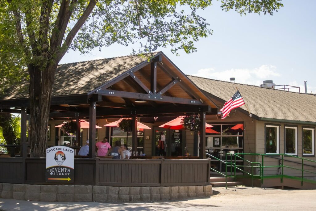 The exterior of Cascade Lakes Pub 7th Street Redmond.