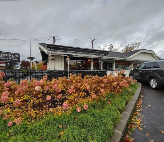 The outside of Banning's Restaurant And Pie House in Tigard, Oregon.