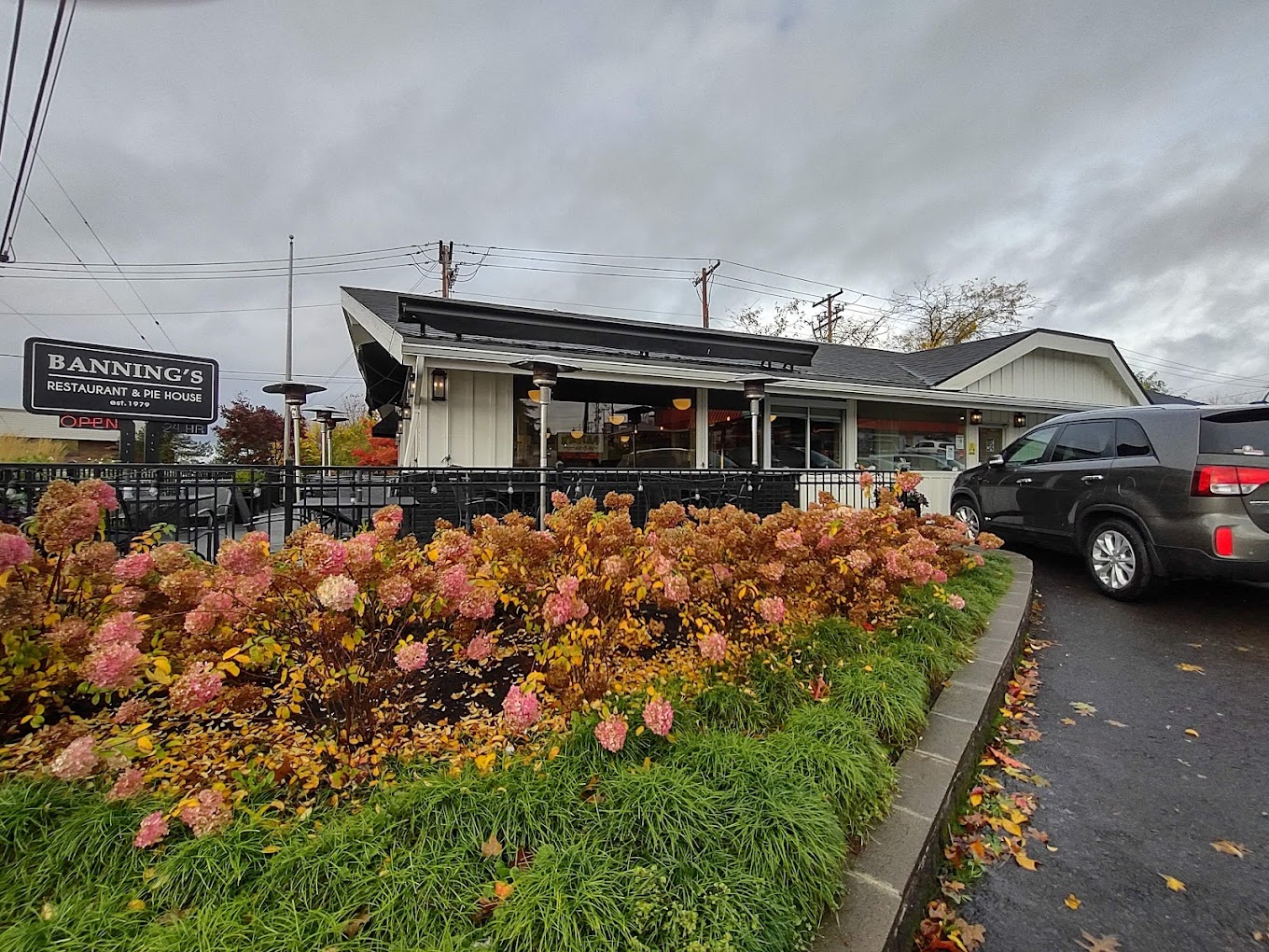 The outside of Banning's Restaurant And Pie House in Tigard, Oregon.