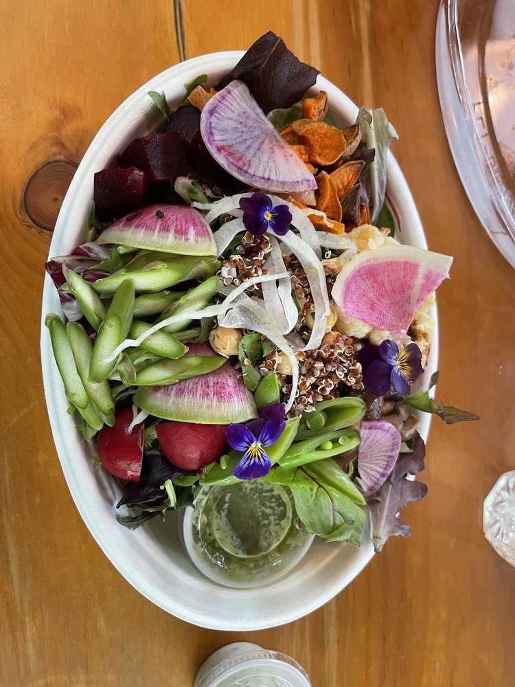 A very colorful bowl of salad.