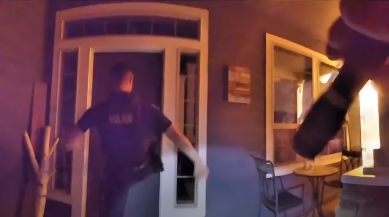 Dramatic Footage Captures Heroic Police Saving Family from Burning Home ...