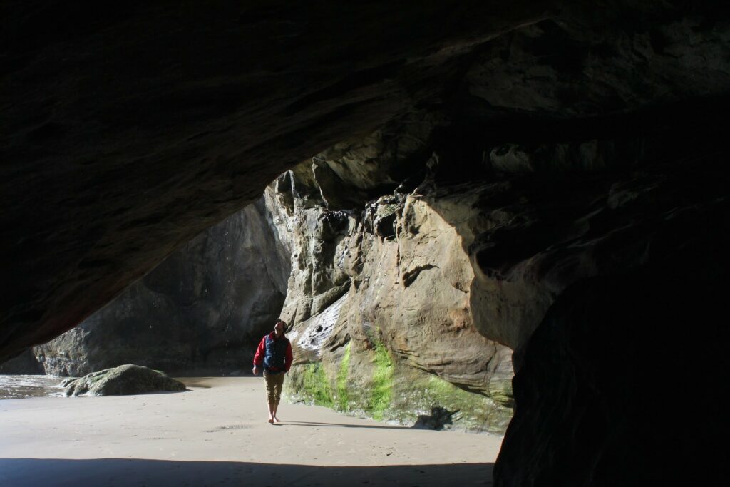 hug point state recreation site, oregon coast, northern beaches, best oregon beaches, waterfall, hiking, sea caves, dog friendly, tide pools, family fun