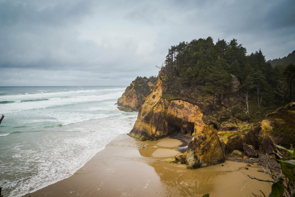 hug point state recreation site, oregon coast, northern beaches, best oregon beaches, waterfall, hiking, sea caves, dog friendly, tide pools, family fun