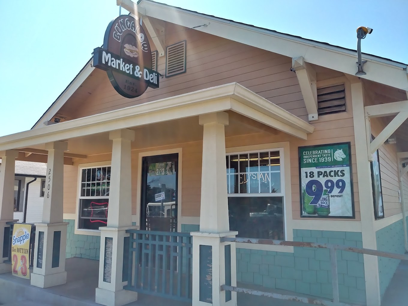 The outside of Bungalow Market And Deli.