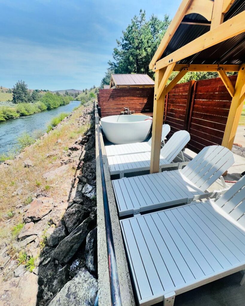 Riverfront soaking tub.