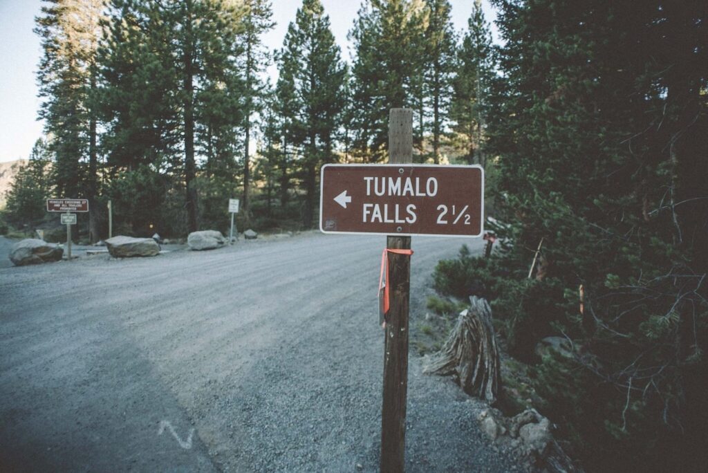 tumalo falls sign