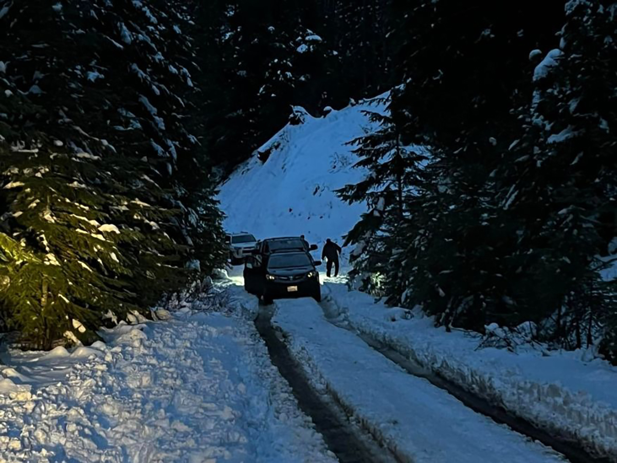 car stranded in snow oregon