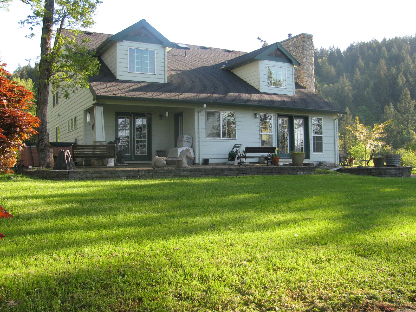 The Owl's Nest Inn is a white house.