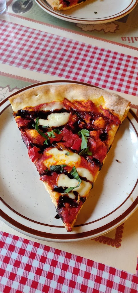 Delicious looking pizza.