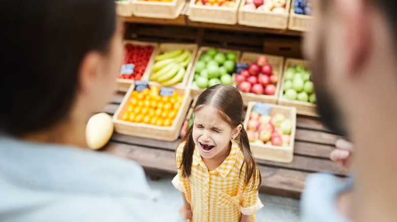 Unbothered Mom Casually Bag Her Apples As Screaming Little Brat’s Tantrum Enters Its Third Act