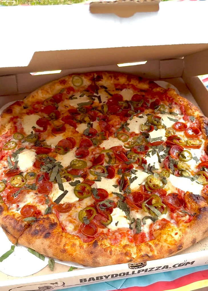 A delicious looking pizza pie in a box.
