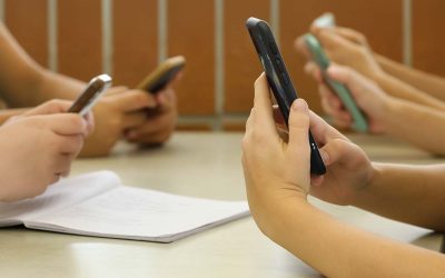 Governor Kotek’s K-12 School Cell Phone Ban Is Sparking Debate Across Oregon