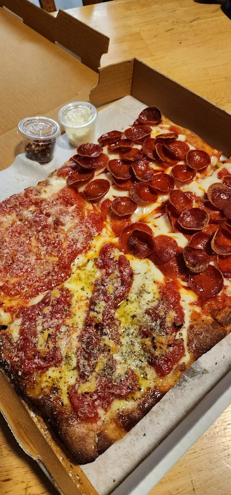 A delicious looking pizza at New York Squares in Independence, Oregon.