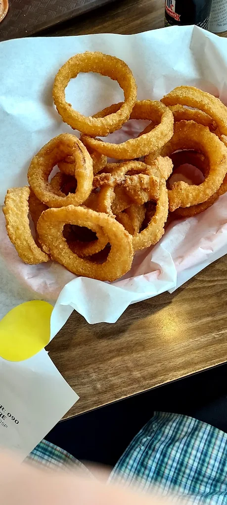A basket of onion rings.