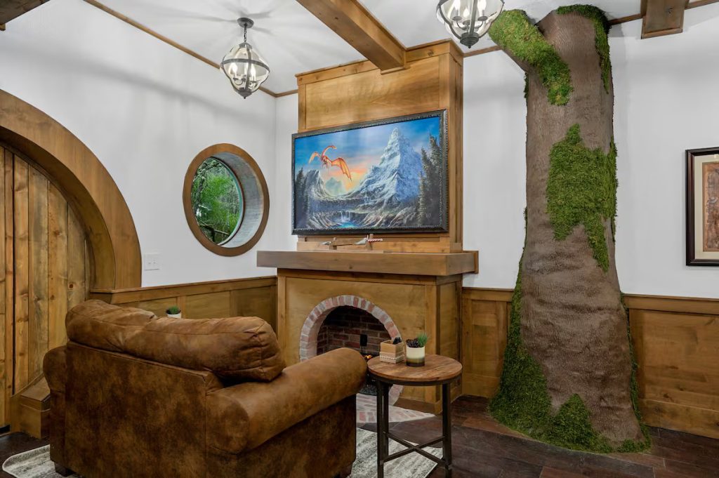 A round table, round chairs, round door and round widows set The Bag Inn apart from other, boring airbnb's.