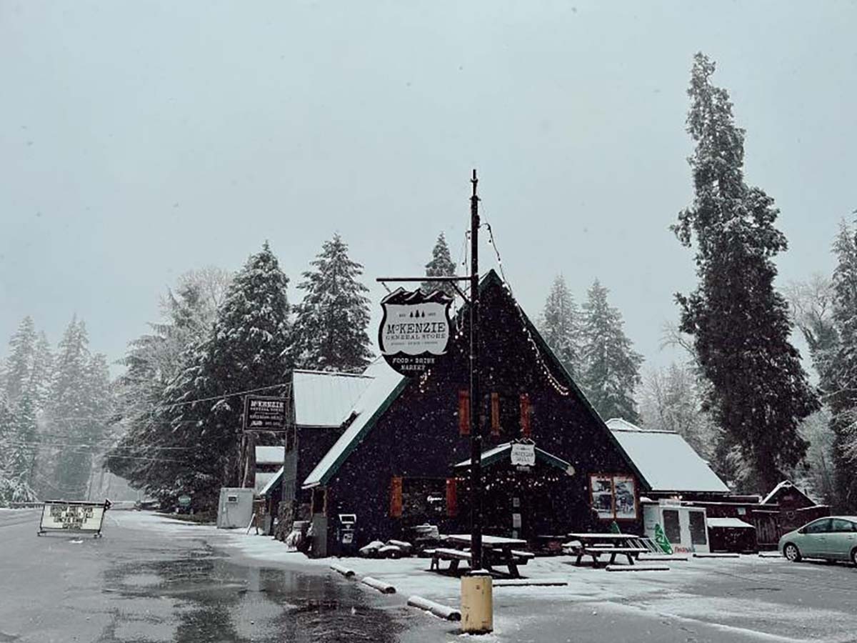 Mckenzie General Store on the Mckenzie River in Oregon