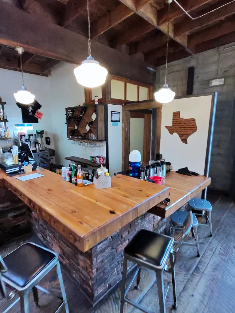 Texas-style brisket and smoked meats at Podnah’s BBQ in Portland Oregon, wood-fired barbecue restaurant interior and classic Southern sides