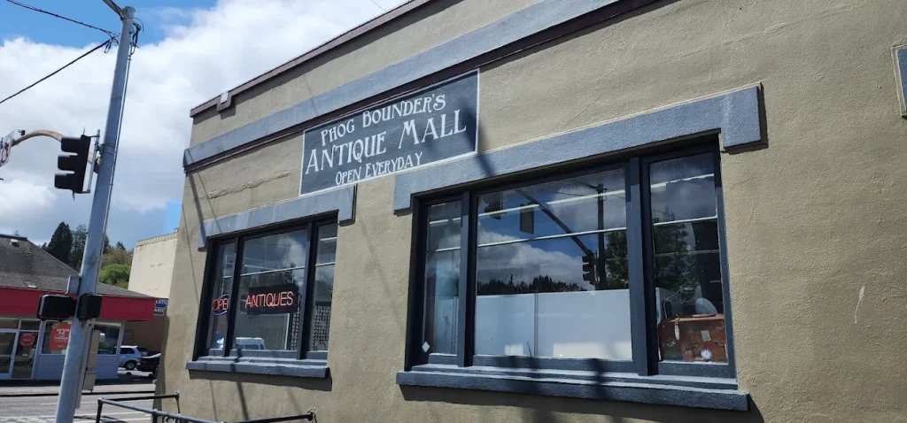 The outside of Phog Bounders Antique Mall.