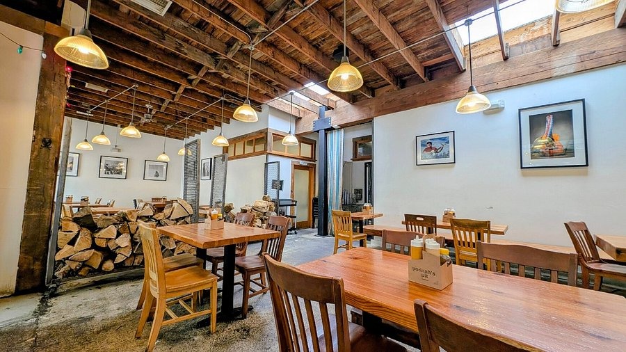 Texas-style brisket and smoked meats at Podnah’s BBQ in Portland Oregon, wood-fired barbecue restaurant interior and classic Southern sides
