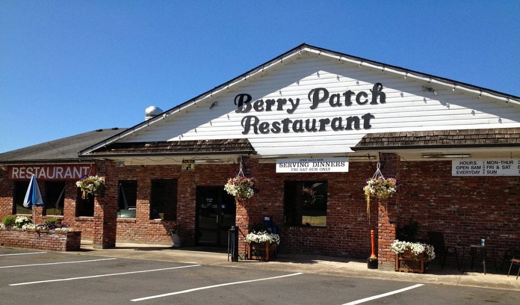 Front exterior of The Berry Patch Restaurant in Westport Oregon on Highway 30 known for marionberry pie and 24 hour pie vending machine