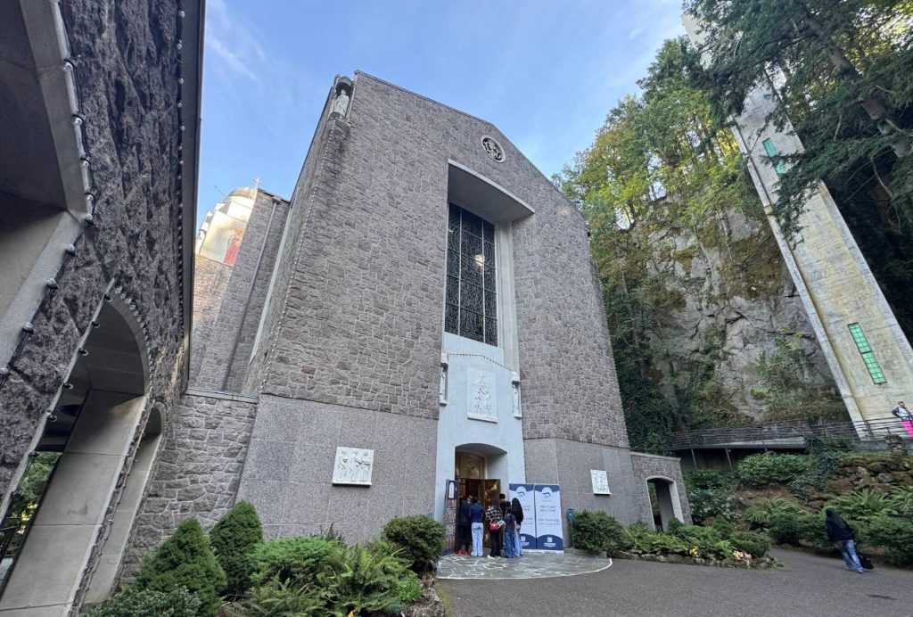 The Grotto, Portland Oregon, Hidden Gardens, Religious Sanctuary, Places To Meditate, City Views, Catholic Church, Enclusive Spaces, Christmas Lights, Basalt Cave, Wheelchair Accessible, Pet Friendly