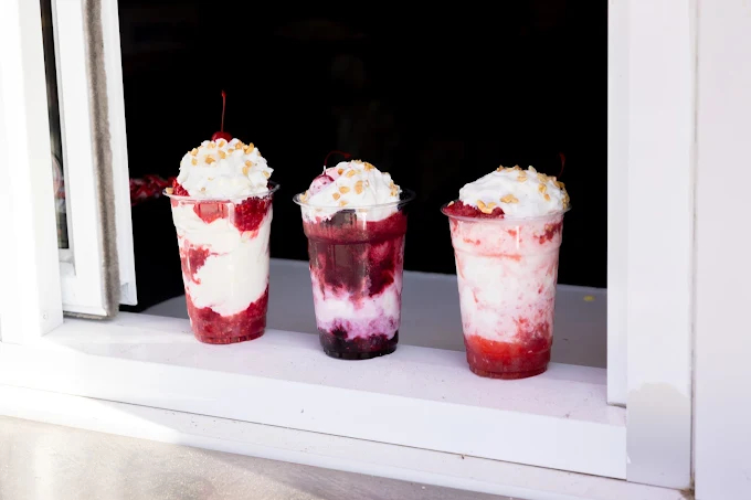 Root beer float and orange soda float at Mike’s Drive-In Oregon classic drive-in drinks