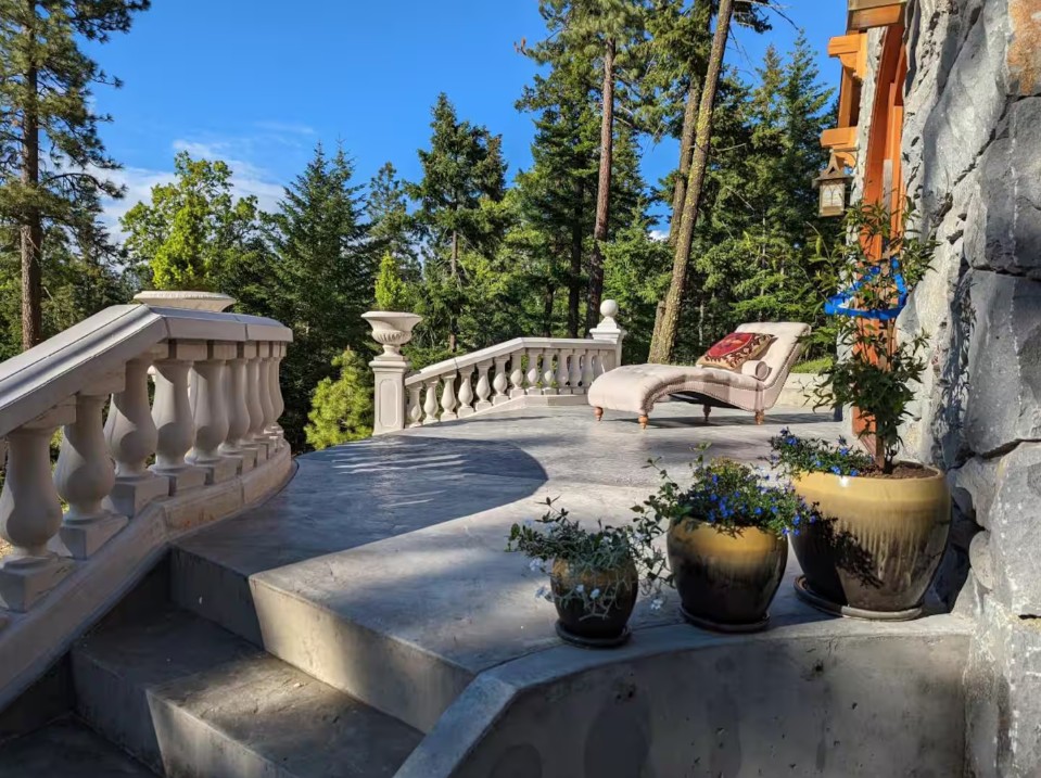 hobbit house, airbnb, mosier oregon, tolkein, middle-earth, unique stays, columbia river gorge, cottage for rent, storybook rental, central oregon, PNW, pacific northwest, getaways