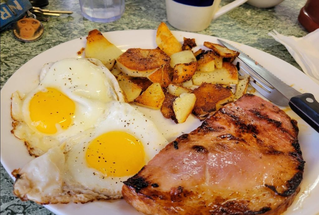 best mom and pop restaurants oregon 2026, Molly B's Diner, Tygh Valley